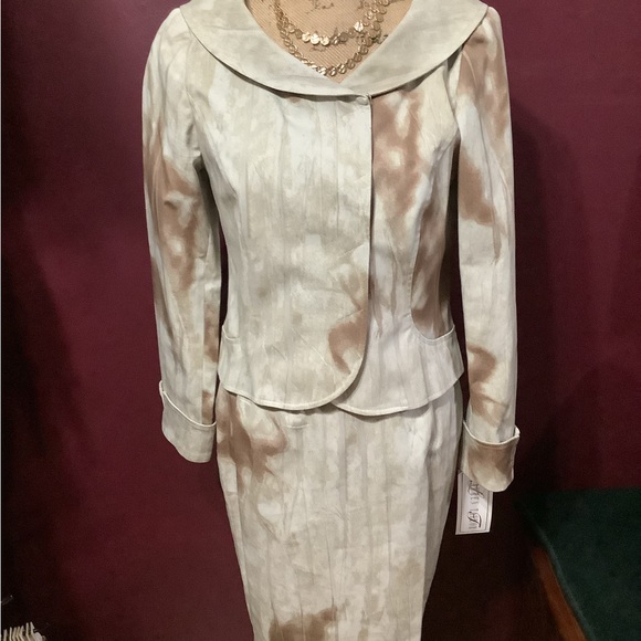 Lauren Taylor 4pc skirt suit with removable fur collar. - Picture 4 of 12